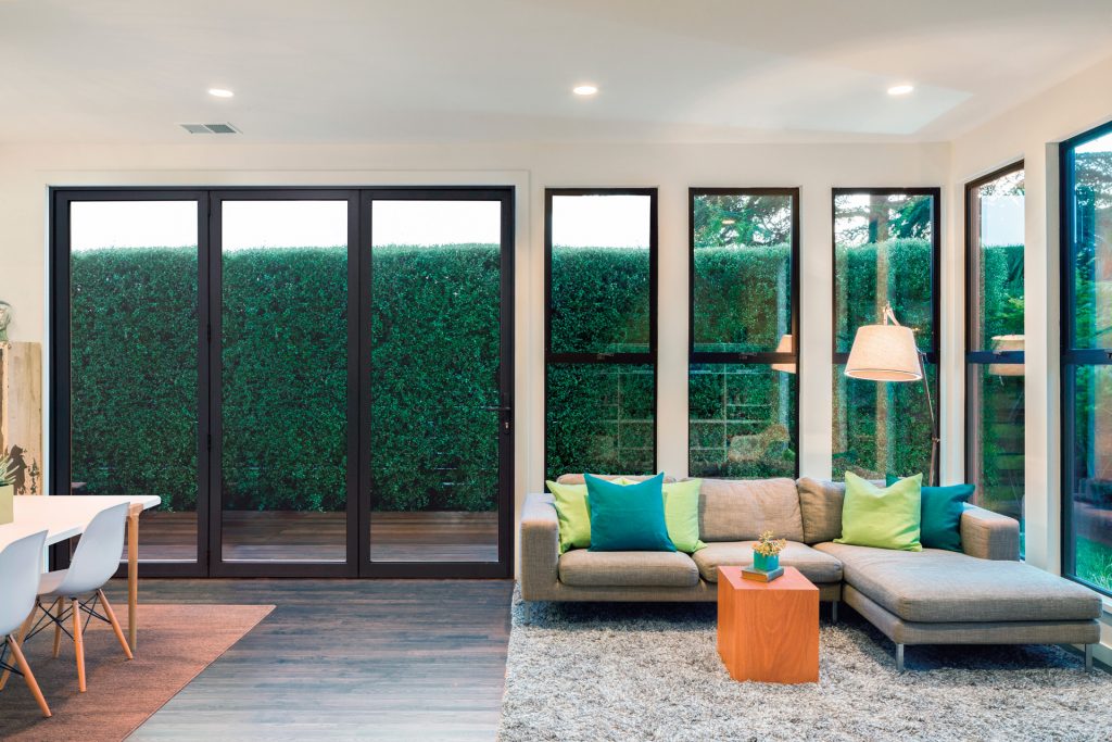 The Ultimate Evolution features a fully adjustable jamb option, which fitted to both sides of the door, makes squaring and setting faster - significantly reducing installation time